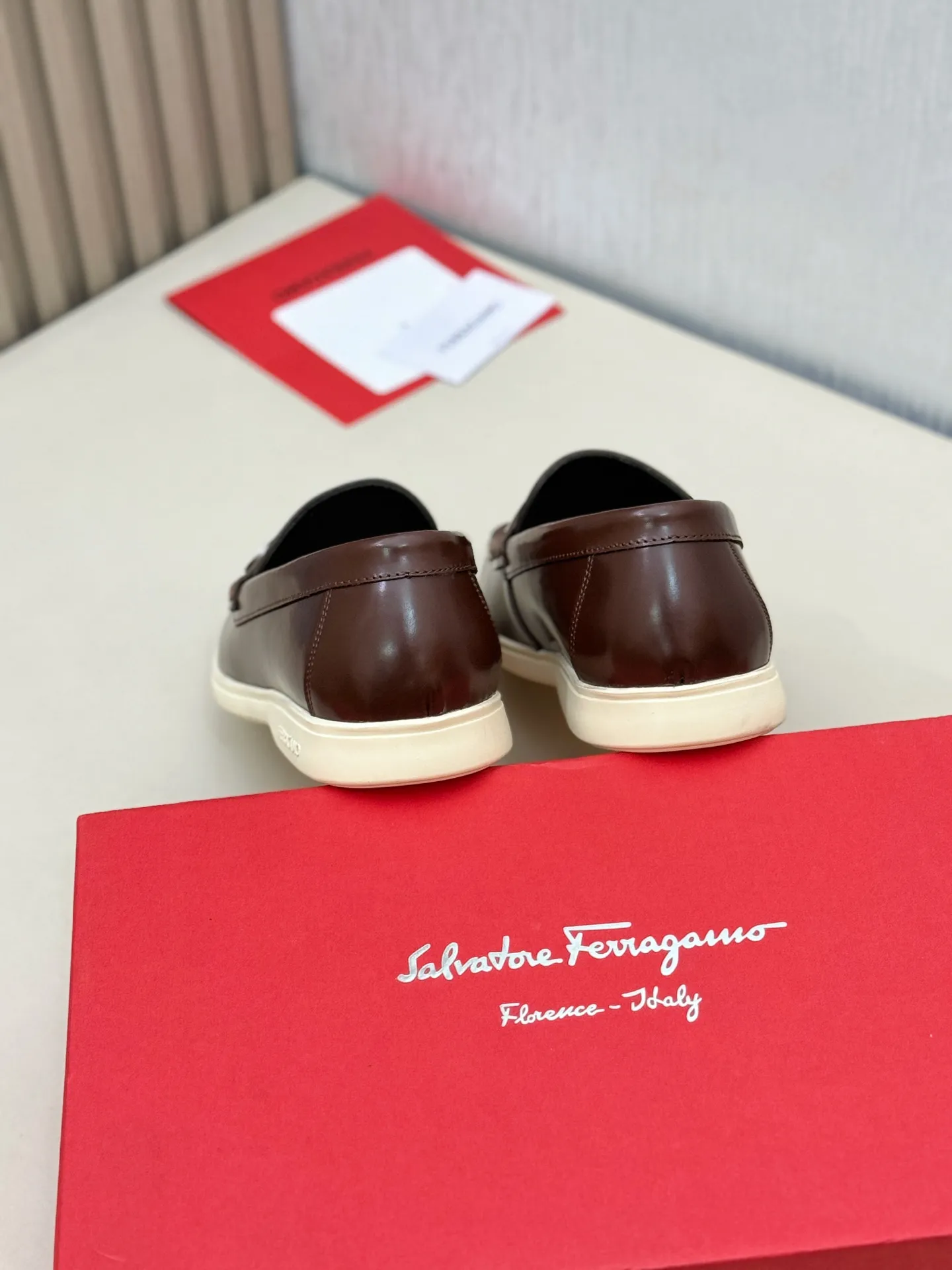 [Ferragamo] P: 580💰 Number of yards: 38~44 (45 orders are non-returnable) Ferragam's new men's driving shoes, the fabric is made of imported cowhide, with visible texture, heavy industrial stitching, dyed calfskin inside, standard logo cowhide feet, big-name experience, soft and comfortable on the feet, a men's favorite, special non-slip and wear-resistant rubber soles, easy to handle various occasions, with original box packaging!